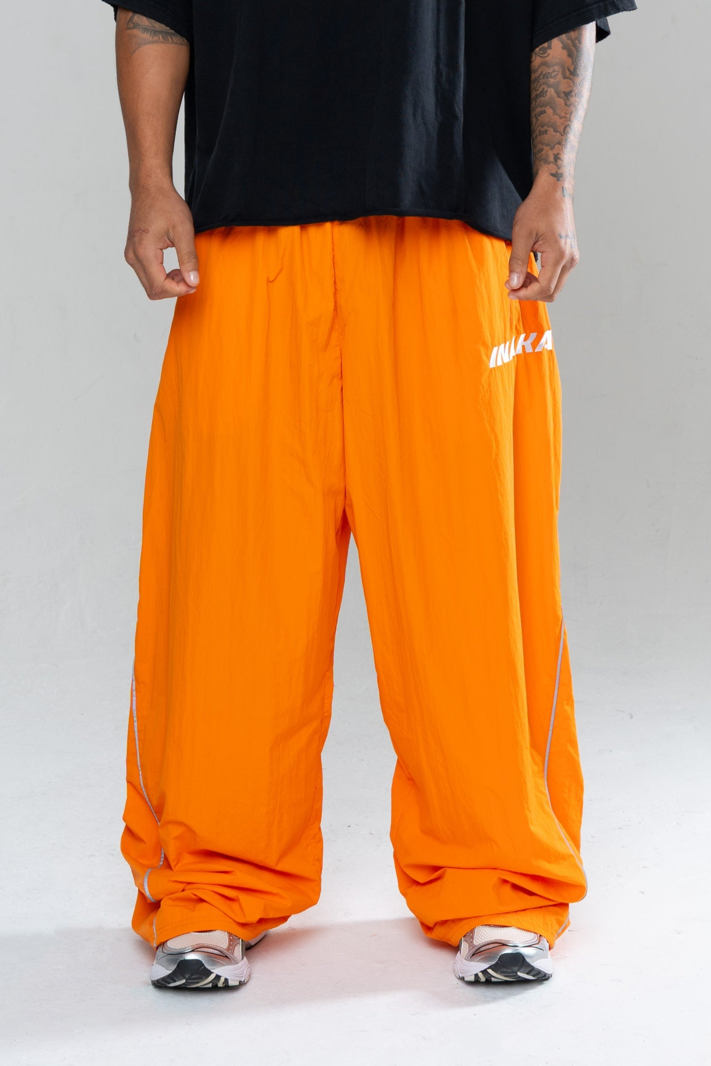 ICONIC BAGGY TRACKPANTS - ORANGE