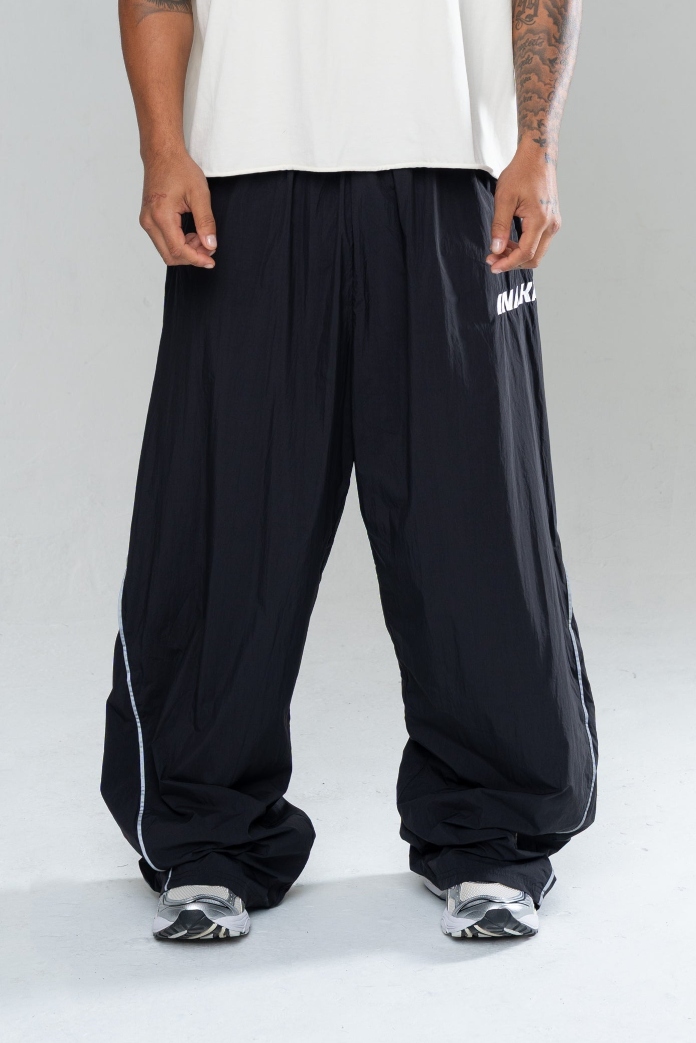 ICONIC BAGGY TRACKPANTS - BLACK