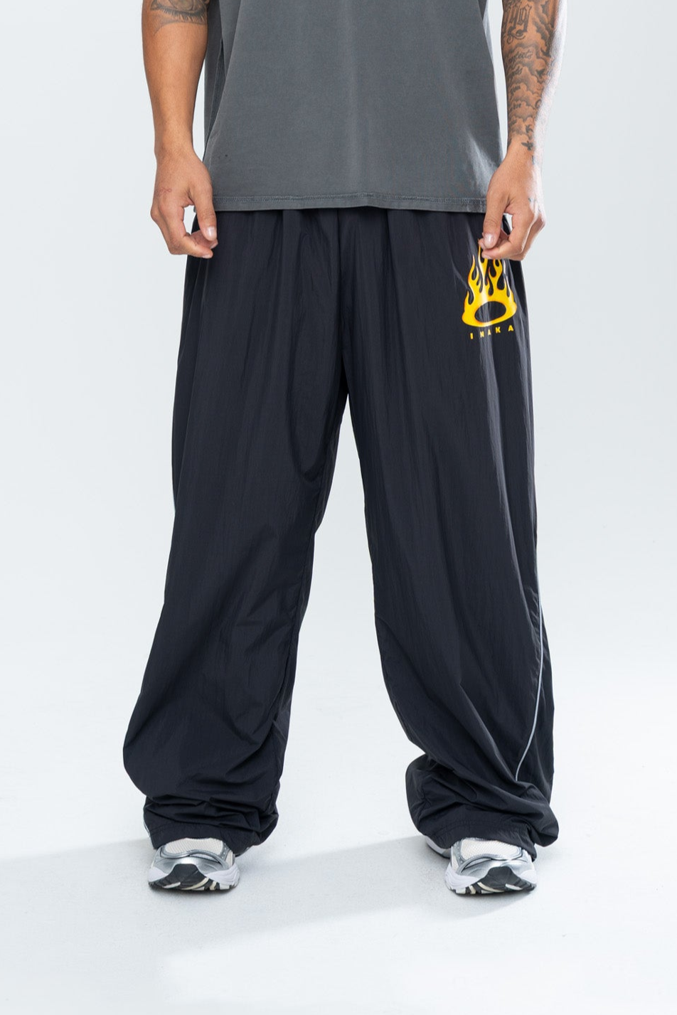FURY BAGGY TRACKPANTS - BLACK